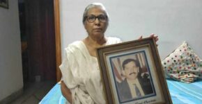 Wife of Ravi Khanna with his photograph