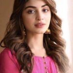 Kinza Hashmi Age, Boyfriend, Family, Biography & More