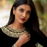 Nivedhithaa Sathish Height, Age, Boyfriend, Husband, Family, Biography & More