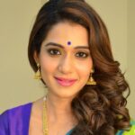 Urmilla Kanetkar Kothare Wiki, Age, Husband, Children, Family, Biography & More